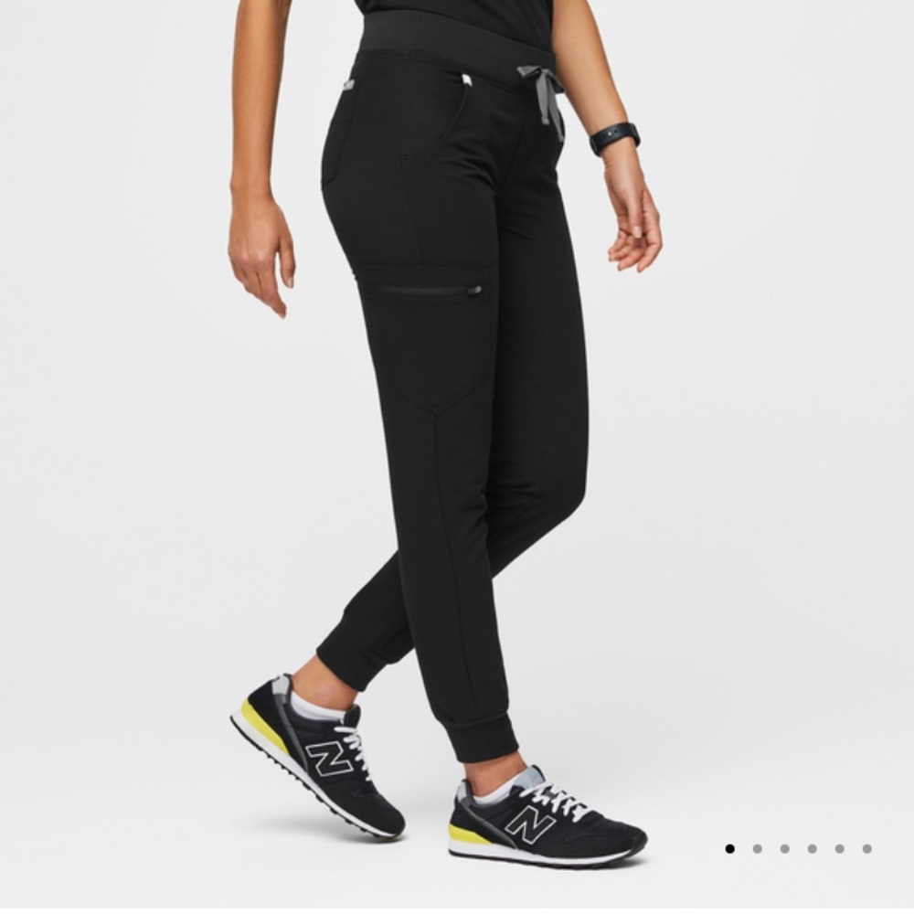 FIGS women's Black Zamora™ High Waisted 2.0 - Petite Jogger Scrub Pants - XS